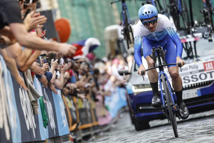 Giro d’Italia: Simon Yates vince la seconda tappa