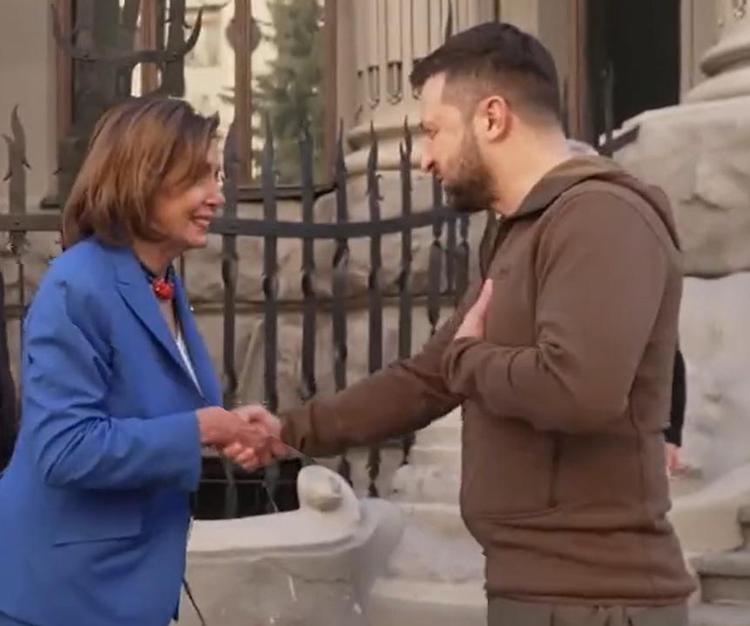 Guerra in Ucraina, la speaker Usa Nancy Pelosi incontra Zelensky a Kiev
