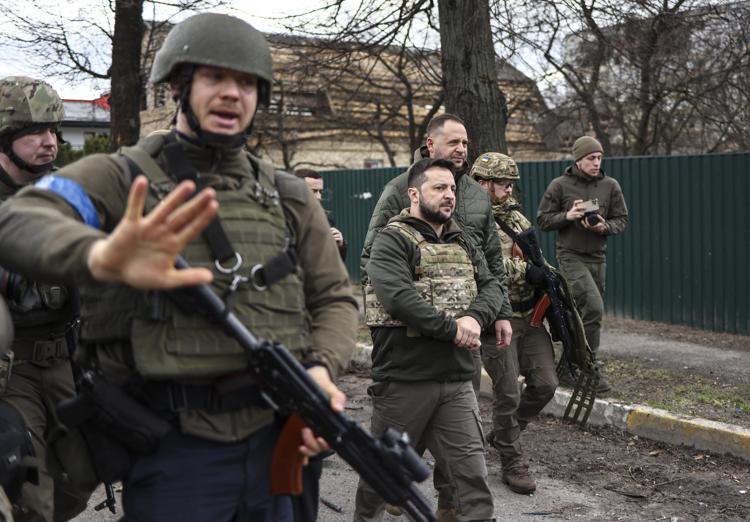 Guerra in Ucraina, Zelensky fa visita a truppe su linea orientale Kiev