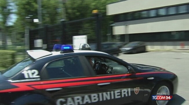 Desio (Monza), due fratelli di 15 e 16 anni sono stati arrestati dai carabinieri per aver minacciato un coetaneo e sua madre pur di ottenere il pagamento di un debito di droga