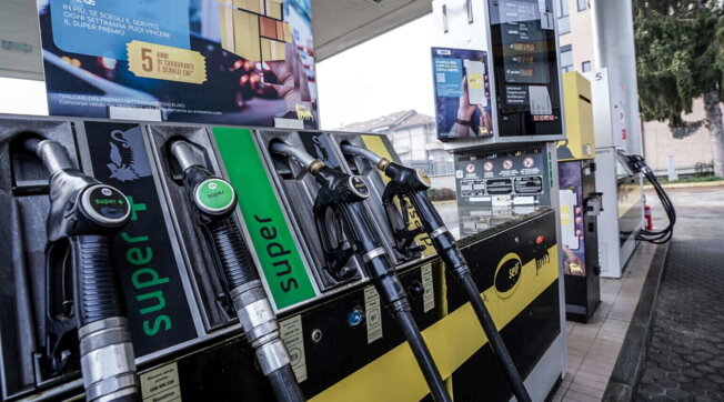 Cresce ancora il prezzo della benzina e del diesel in Italia
