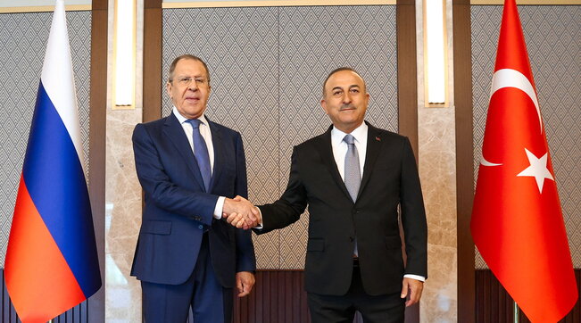 Turchia, vertice tra Lavrov e l’omologo turco Cavusoglu: “Siamo pronti a lavorare per mettere in sicurezza l’uscita delle navi dai porti dell’Ucraina”
