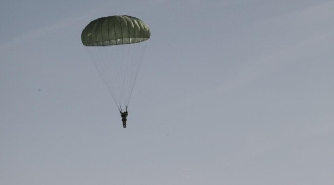 Campovolo (Reggio Emilia), si intrecciano i paracadute: morte due persone