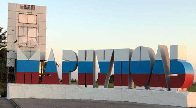 Mariupol: i russi hanno smantellato l’insegna di benvenuto sostituendola in lingua russa