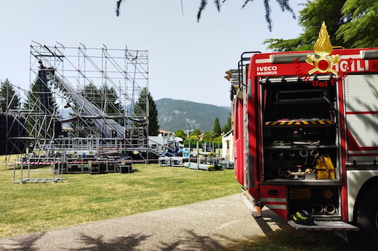 A Bassano del Grappa (Vicenza) ha ceduto la tettoia del palco per il concerto di Elisa: due persone sono rimaste ferite