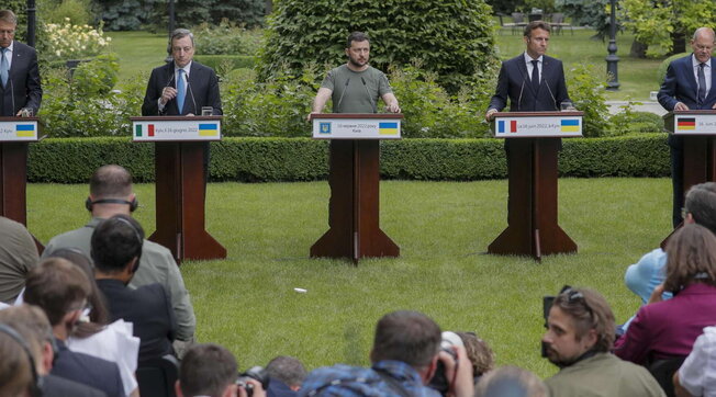 Guerra in Ucraina, parla Zelensky: “Qui a Kiev quattro grandi Paesi Ue che sono al nostro fianco”