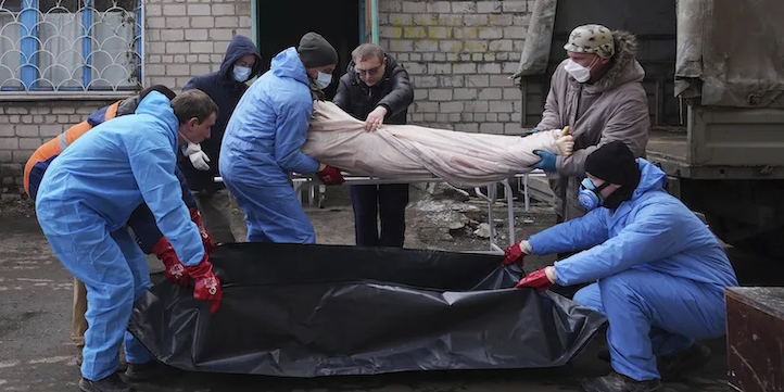 II martirio di Mariupol: “Decine di cadaveri in strada, mancano cibo e acqua”
