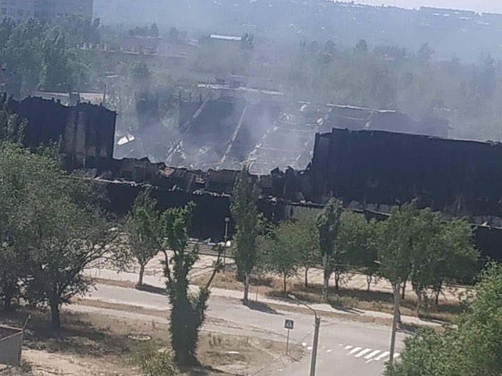 Guerra in Ucraina, uno dei simboli di Severodonetsk è stato distrutto. Il Palazzo del Ghiaccio è andato a fuoco