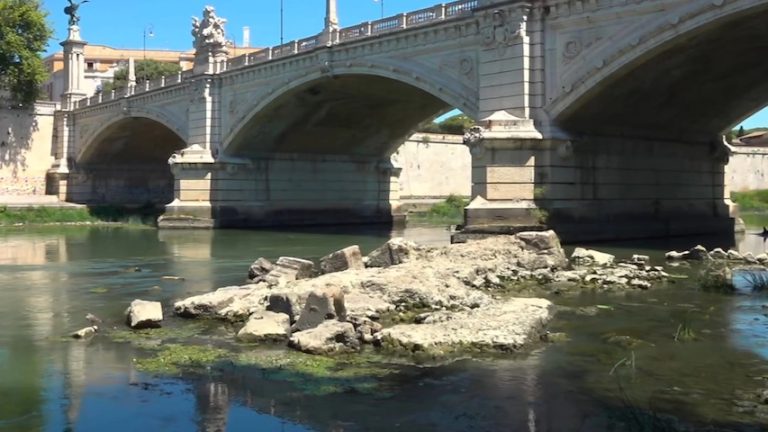 Siccità a Roma: sono visibili i resti dell’antico Ponte Neroniamo sul Tevere