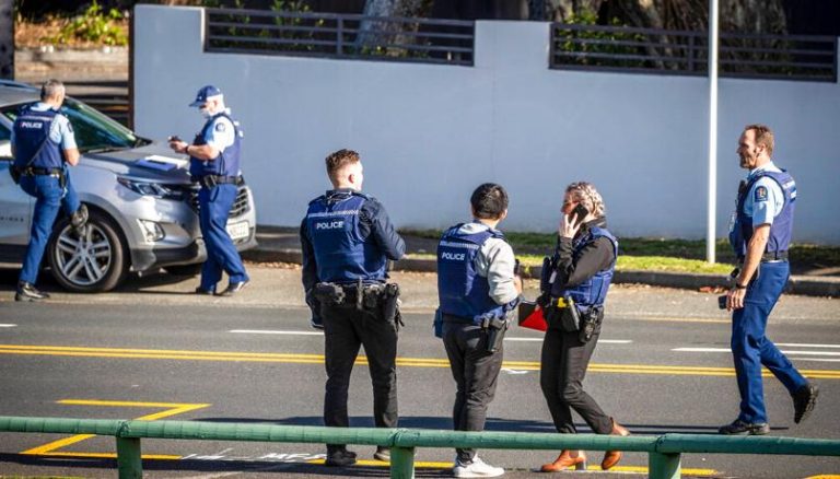 Australia, quattro persone sono state feriti a colpi di coltello da un uomo che poi è stato bloccato dalla polizia di Auckland