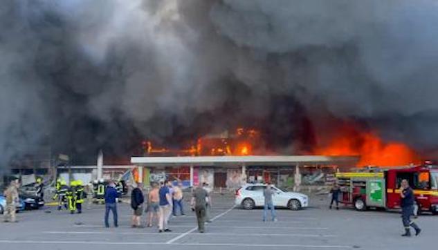 Guerra in Ucraina un missile russo colpisce un centro commerciale a Kremenchuck: almeno 10 morti e 40 feriti