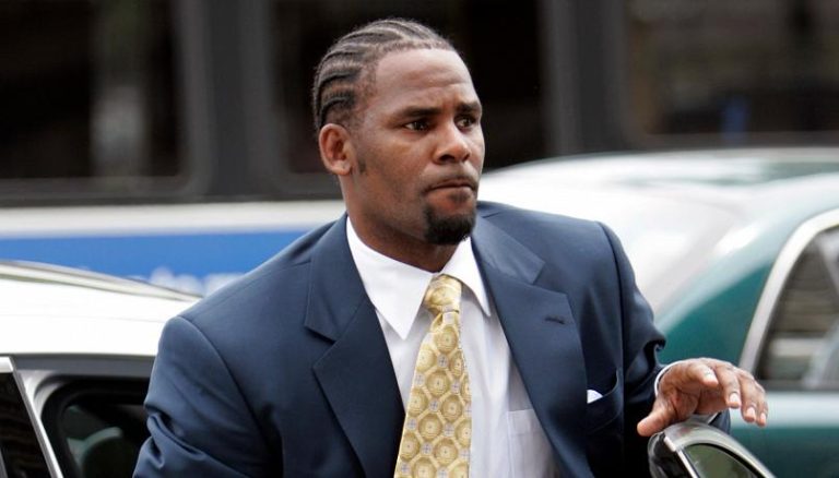 Usa, il cantante R. Kelly è stato condannato a 30 anni di carcere per abusi sessuali