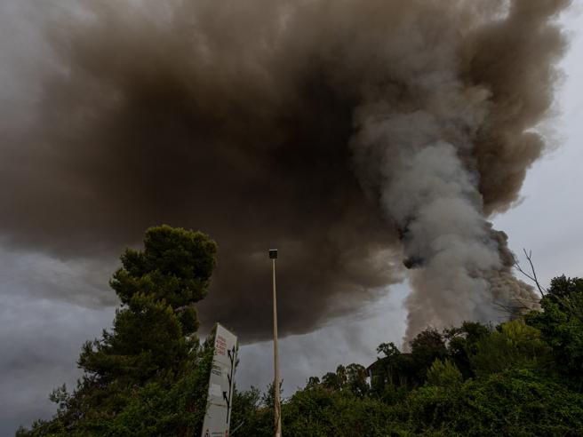 Roma: incendio a Malagrotta, asili nido e centri estivi chiusi nel raggio di 6 chilometri. E’ un grave disastro ambientale