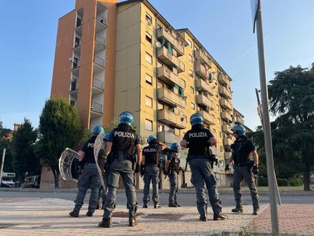 Milano, blitz di polizia giudiziaria in via Bolla dopo la maxi rissa dei giorni scorsi