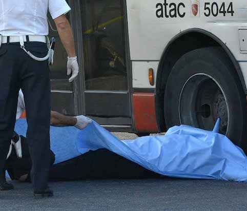 Roma, un bus travolge due turisti in piazza di Santa Maria Maggiore: sono entrambi in gravi condizioni