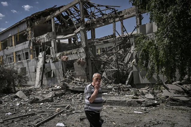 Guerra in Ucraina, raid aereo russo a Bakhmut: distrutta una scuola. Decine i feriti
