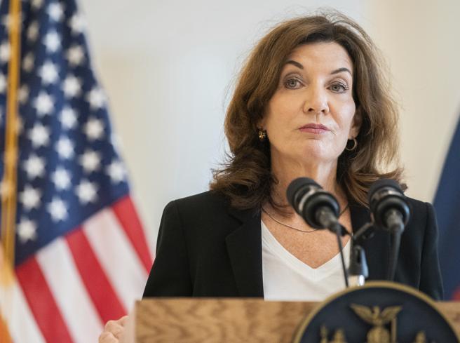 Usa, la governatrice di New York vara una legge restrittiva per l’acquisto di armi da fuoco