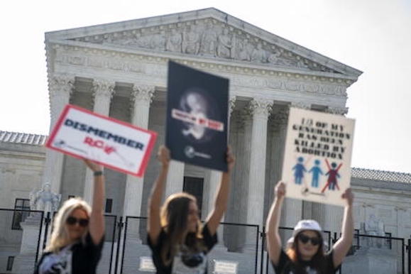 Usa, sentenza choc della Corte Suprema: cancellato il diritto all’aborto. “La Costituzione non lo garantisce, l’autorità spetta agli Stati”