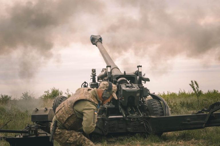 L’appello di Zelensky alla Nato: “Ci serve artiglieria moderna”