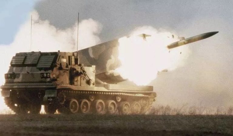 Londra invia a Kiev i primi missili a medio raggio M270: possono colpire obiettivi fino a 80 chilometri