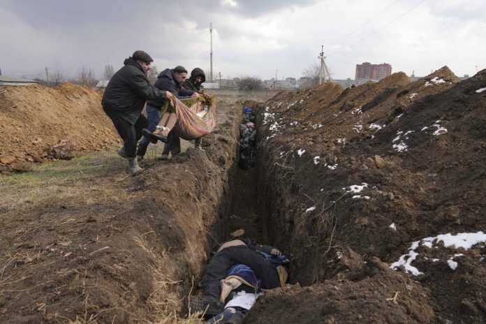 Guerra in Ucraina, scoperta nuova fossa comune vicino Bucha: trovati sette corpi con le mani legate