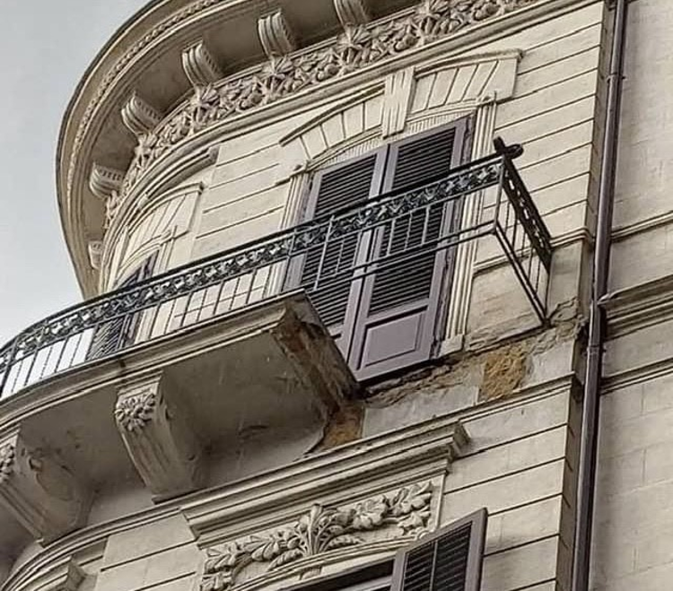 Palermo, momenti di terrore per il crollo di due balconi: nessun ferito