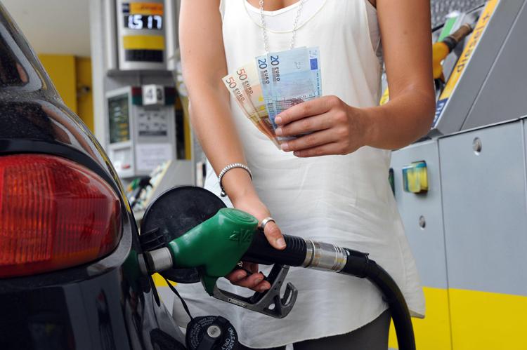 Ancora aumenti per i prezzi dei carburanti di benzina e diesel