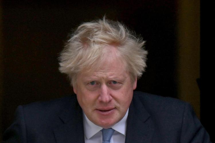 Gran Bretagna, Boris Johnson sopravvive al voto di sfiducia: è però decisamente indebolito
