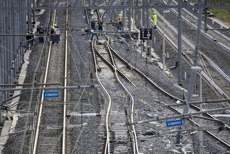 Roma, treno deragliato: si analizza la rotaia deformata