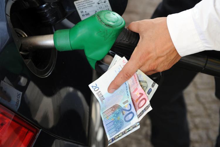 Rincari della benzina, ecco le app per risparmiare sui costi