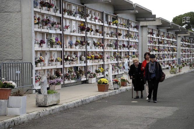 Roma, orrore cimitero di Prima Porta: sezionavano i cadaveri all’interno dei loculi e poi chiedevano il denaro ai parenti. Indagate 13 persone