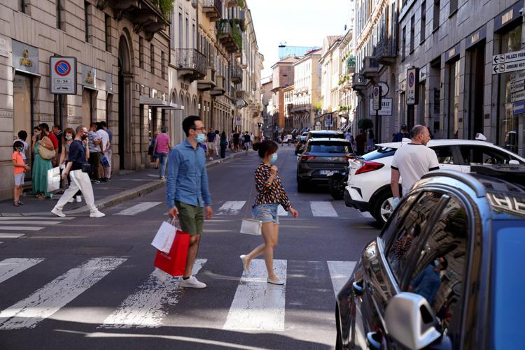 Milano, le rapine degli orologi di lusso nel quadrilatero della moda: fermate 4 persone