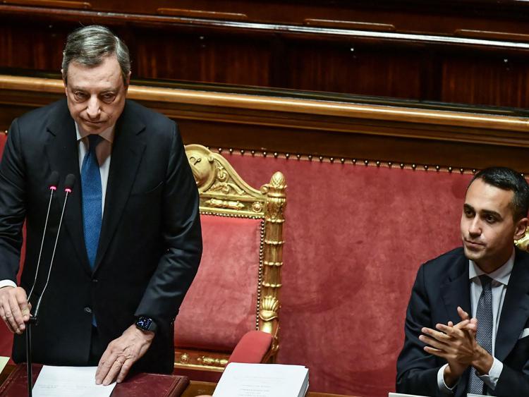 Senato: dopo la rottura con il M5S  Luigi Di Maio siede alla sinistra del premier Draghi