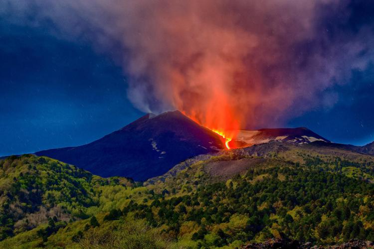 Etna, nuova attività eruttiva, fratture e colate laviche