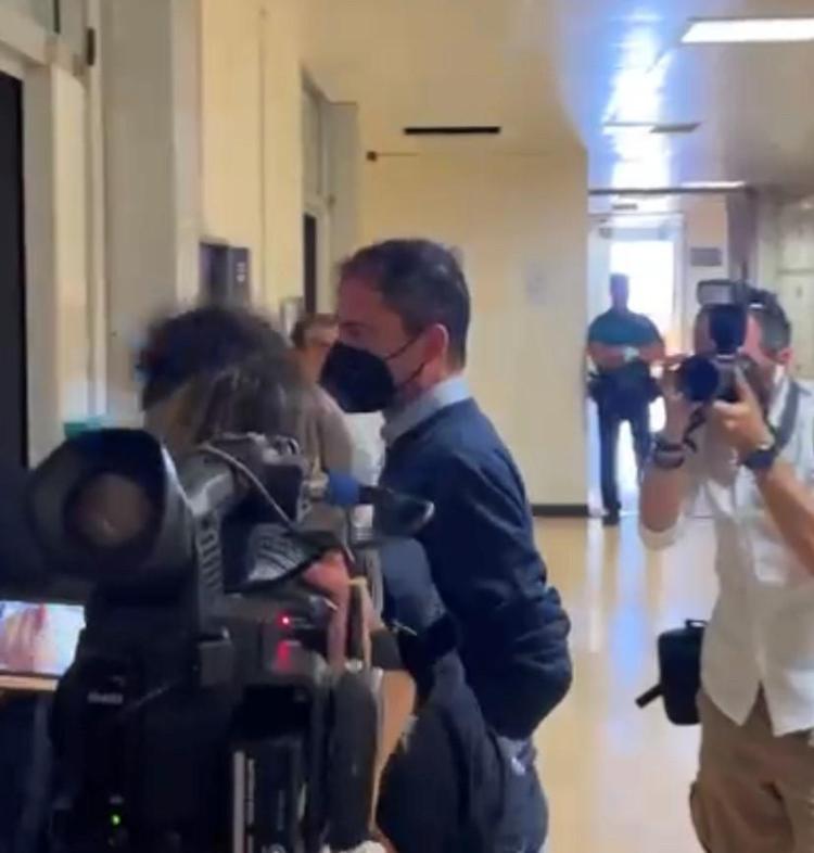Milano, al processo contro l’ex imprenditore Alberto Genovese, prima nega le accuse e poi scoppia in lacrime