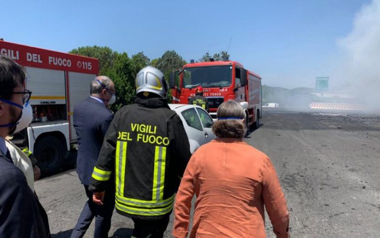 Incendio a Malagrotta, la nuova ordinanza di Gualtieri: “Proroga di 48 ore dei divieti nel raggio di sei chilometri”