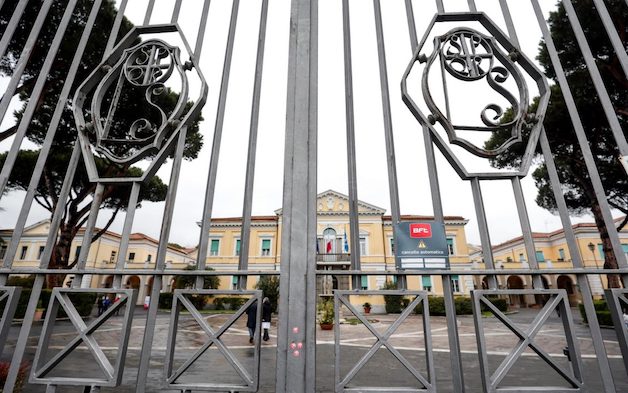 Roma, sconosciuti imbrattano lo Spallanzani con scritte “No vax”: I vaccini uccidono