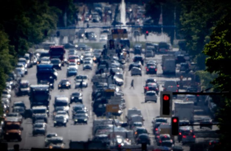 Unione europea: accordo raggiunto sullo stop delle auto con motore a scoppio entro il 2035