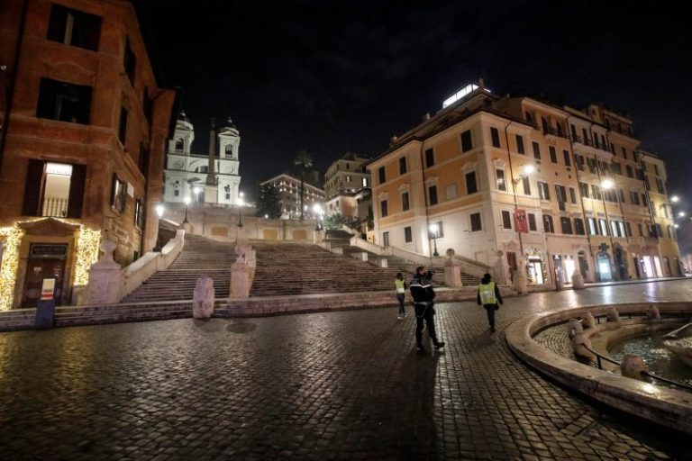 Roma, turisti danneggiano la scalinata di Trinità dei Monti con un monopattino