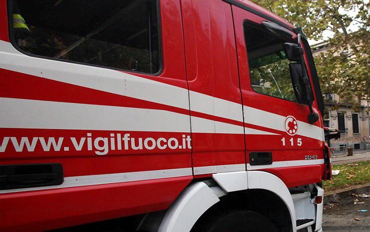 Velletri (Roma), in fiamme un grosso capannone industriale