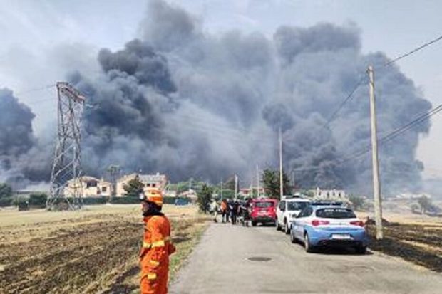 Roma, vasto incendio al quartiere Aurelio: 35 persone intossicate dal fumo