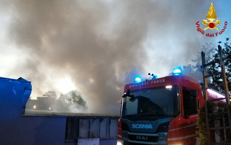 Roma, incendio in un capannone del Centro Servizi Cine Tv sulla via Tiburtina