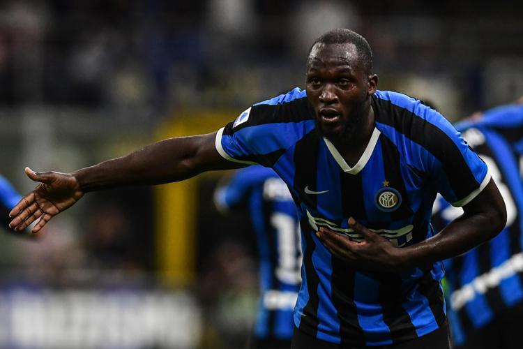 Calcio, Lukaku arriva a Milano: “Felice di essere qui con l’Inter”