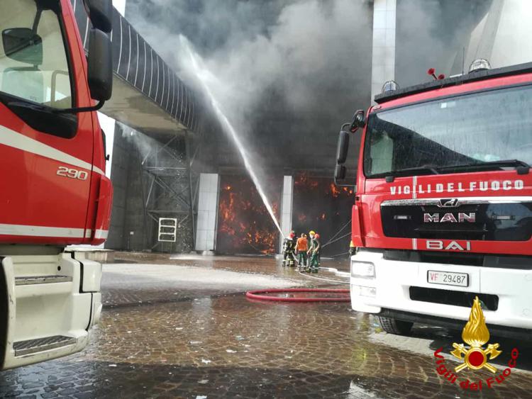 Roma, incendio nell’impianto rifiuti di Malagrotta: impegnati 60 vigili del fuoco