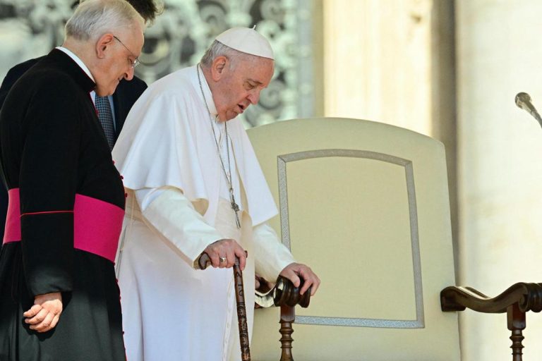 Vaticano, parla Papa Francesco: “Adesso devo andare col bastone”