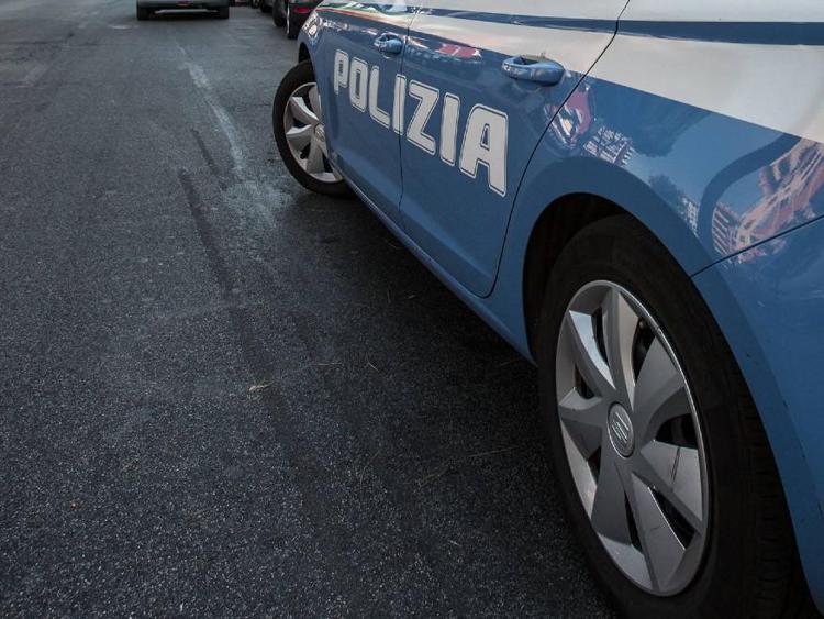 Roma, aggredisce due poliziotti al Prenestino: arrestato un uomo
