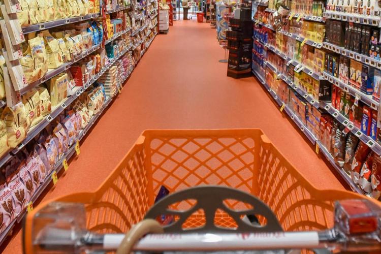 Trieste, minacciava di avvelenare acque minerali nei supermercati con iniezioni di cianuro: arrestato 47enne