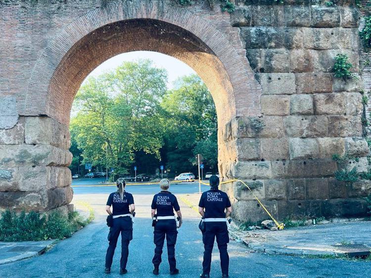 Roma, cede una parte dell’arco di Porta Maggiore