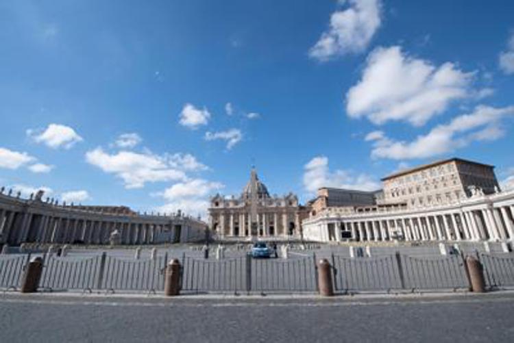 Roma, momenti di paura a San Pietro: auto non si ferma all’alt e sfonda le transenne in Vaticano: arrestato un 39enne albanese