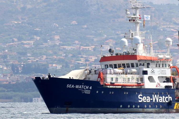 Agrigento: La Sea Watch 4 sbarca in Sicilia a Porto Empedocle con 209 migranti